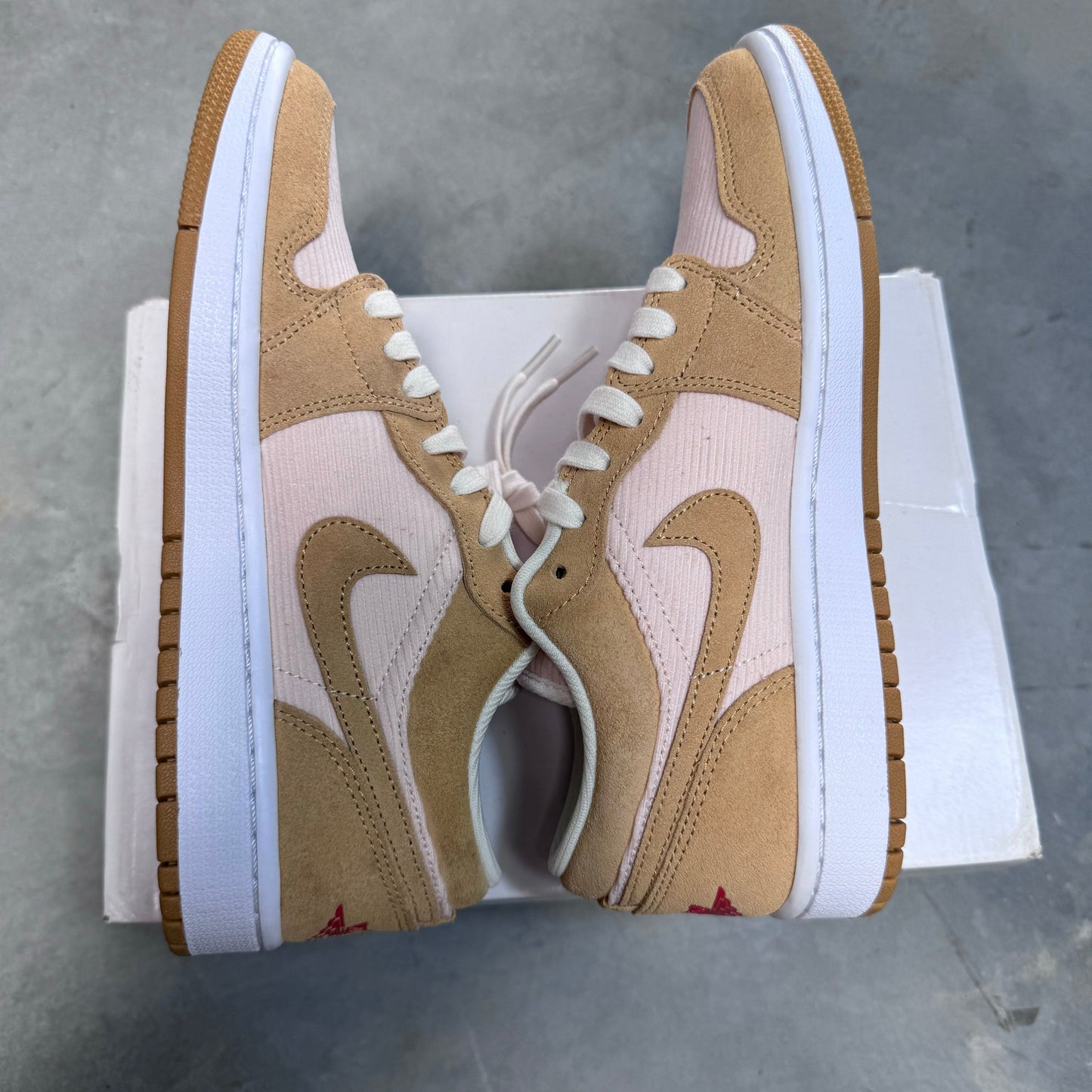 DISPLAY - Nike Womens Air Jordan 1 Low SE Sneakers - 'Twine'